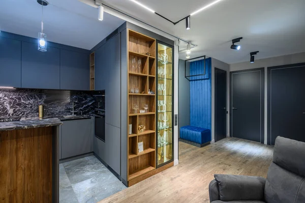 Luxe Woonkamer Met Grijze Keuken Studio Appartement Interieur — Stockfoto