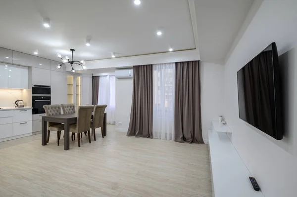 Interieur Van Een Enorme Witte Luxe Keuken Een Studio Appartement — Stockfoto
