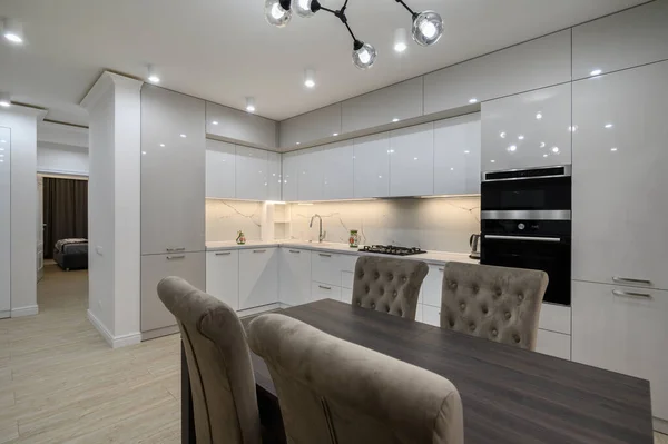 Interior Huge White Luxury Kitchen Studio Apartment Lots Copy Space — стоковое фото