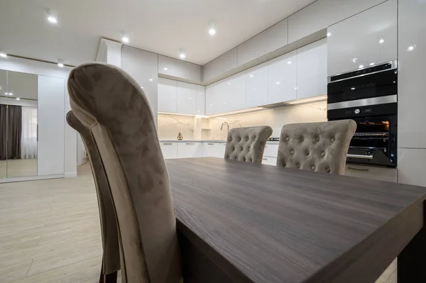 Yemek Masası Sandalyeler Beyaz Ferah Mutfak Arka Planda Televizyon Kapısı — Stok fotoğraf