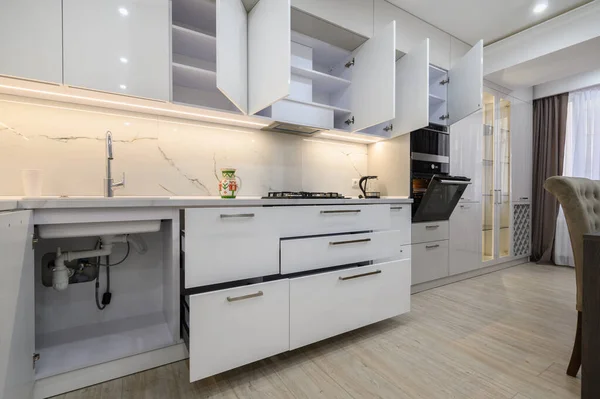 Muebles Cocina Blancos Modernos Bien Diseñados Interior Del Apartamento Estudio — Foto de Stock