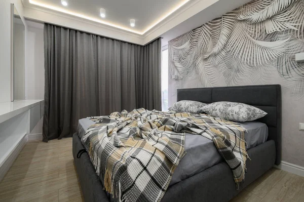 Interior Elegante Quarto Cinza Com Cama Casal Confortável — Fotografia de Stock