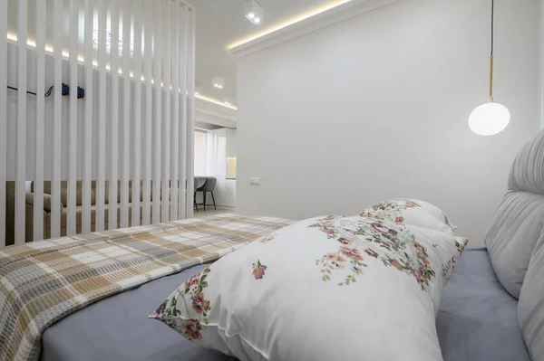 Stijlvol Interieur Van Grijze Witte Slaapkamer Met Comfortabel Tweepersoonsbed — Stockfoto