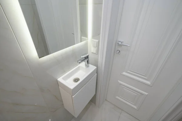 Banyo Içinde Küçük Beyaz Yıkama Lavabosu Gösterişli Ayna — Stok fotoğraf