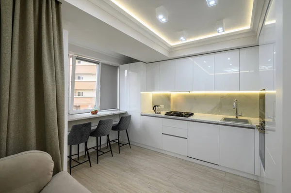 Interior Una Cocina Blanca Moderna Apartamento Estudio Lujo Sillas Junto — Foto de Stock