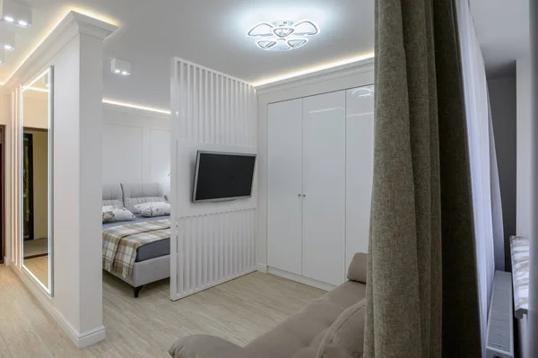 Oturma Odası Yatak Odası Televizyon Köşesinde Ayna Olan Bir Dolap — Stok fotoğraf