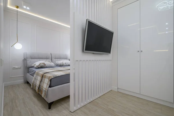 Studio Appartement Interieur Met Woonkamer Slaapkamer Met Tweepersoonsbed Witte Muren — Stockfoto