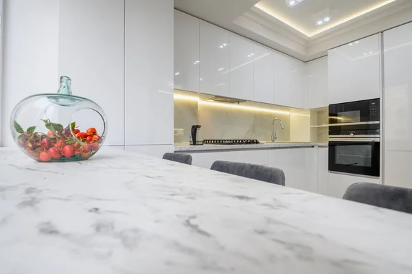 Witte Keuken Interieur Een Vaas Met Fruit Aan Marmeren Aanrecht — Stockfoto