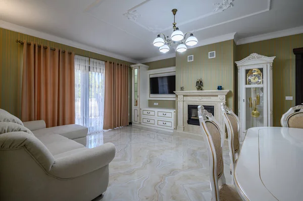 Klassisches Wohnzimmerdesign Geräumiges Zimmer Luxuriöser Marmorboden Elegante Stühle Und Sogar — Stockfoto