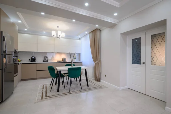 Moderna Cozinha Clássica Branca Bege Luxuosa Com Sala Jantar Interior — Fotografia de Stock