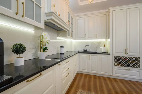 Біла Розкішна Сучасна Класична Кухонні Меблі Винною Стійкою Вид Кут — стокове фото