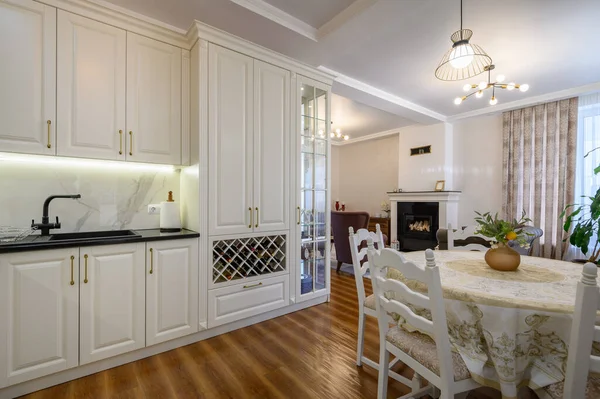 Moderno Clássico Grande Branco Colorido Luxuoso Cozinha Sala Jantar Interior — Fotografia de Stock