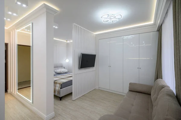 Estudio Interior Plano Con Salón Dormitorio Televisión Armario Esquina Con — Foto de Stock