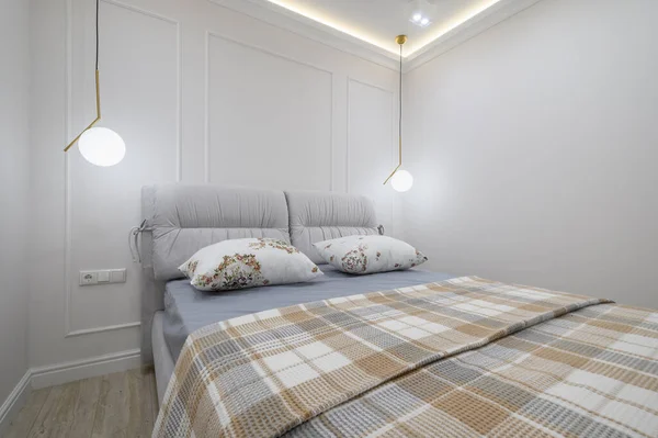 Двуспальная Кровать Одеялом Подушками Ней Уютной Спальне Белыми Стенами Деревянными — стоковое фото