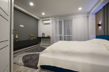 Modern ana yatak odası, moda gri ve beyaz iç döşemesi, büyük boy çift kişilik yatak.