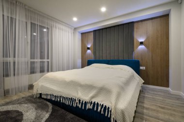 Modern ana yatak odası, moda gri ve beyaz iç döşemesi, büyük boy çift kişilik yatak.