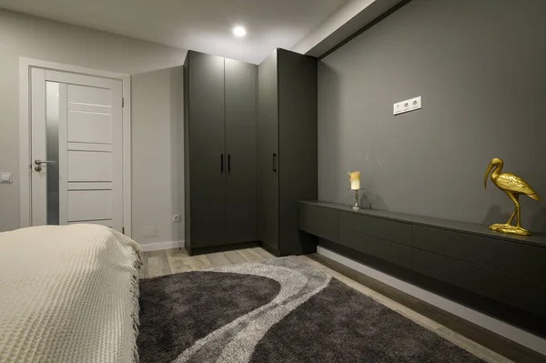 Dormitorio Principal Moderno Con Interior Gris Blanco Moda Gran Cama —  Fotos de Stock