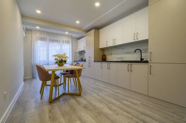 Interno Una Grande Spaziosa Cucina Lusso Beige Crema Con Tavolo — Foto Stock