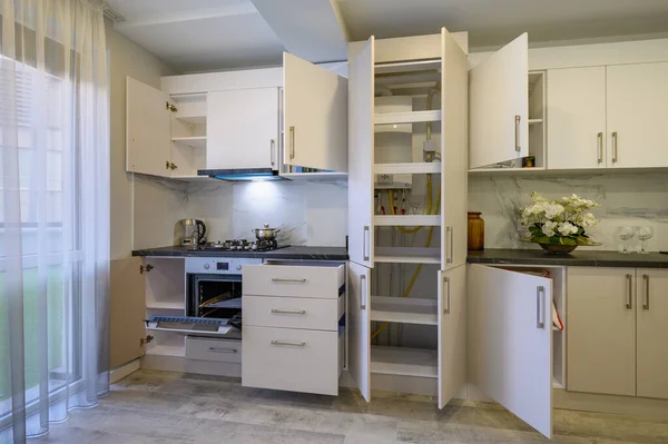 Detalles Interiores Cocina Lujo Beige Crema Con Gran Ventana Panorámica — Foto de Stock