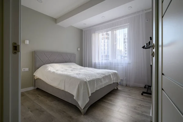 Küçük Beyaz Çift Kişilik Yatak Odasının Kapısını — Stok fotoğraf