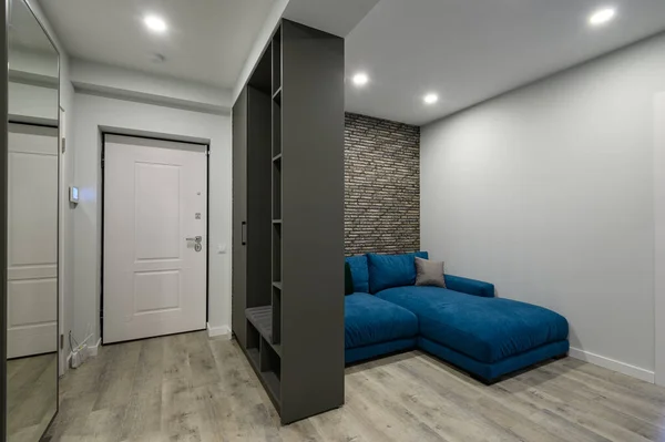 Giriş Salonu Küçük Modern Oturma Odasına Bağlı Büyük Mavi Rahat — Stok fotoğraf
