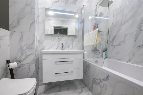 Moderno Baño Mármol Blanco Interior Con Asiento Inodoro Espejo Tocador — Foto de Stock