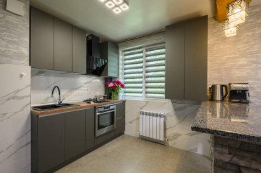 Modern moda gri mutfağın gerçek bir vitrin dekorasyonu.