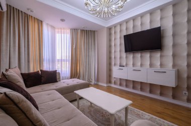 Lüks beyaz ve pembe modern stüdyo daire. Yemek salonu, oturma odası ve yatak odası.