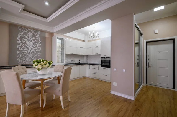 ピンクと白の壁とスタジオのアパートで積層木製の床と高級白のモダンなキッチン — ストック写真