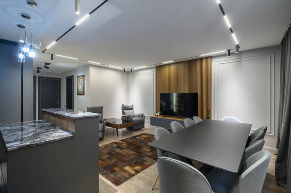 Luxus Nappali Masszázsszékekkel Szürke Konyhával Stúdió Apartman Belsejében — Stock Fotó
