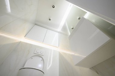 Beyaz bir tuvaletin içindeki yeni seramik klozet.