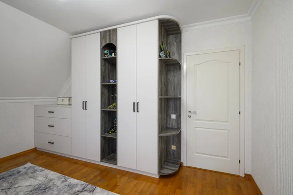 有木制地板的客厅里的大的白色橱柜和餐具柜 — 图库照片