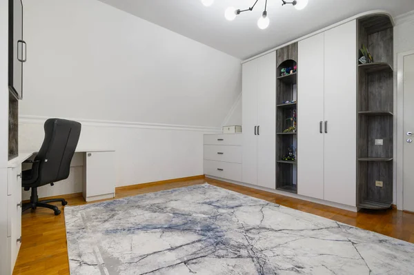 木製の床とリビングルームの大きな白いキャビネットとサイドボードと職場 — ストック写真