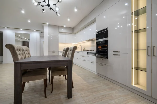 Interno Enorme Monolocale Lusso Bianco Con Parete Cucina Con Grande — Foto Stock