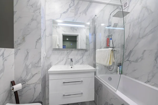 캐비닛 욕조가 현대식흰 대리석 — 스톡 사진
