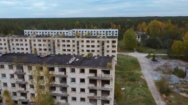 Letonya 'daki Terk Edilmiş Askeri Hayalet Kasabası İrbene' nin hava görüntüsü. Letonya 'daki eski Süper Gizli Terk Edilmiş Sovyet Askeri Kasabası Irbene. Sovyet Ordusu Casusluk Nesnesi