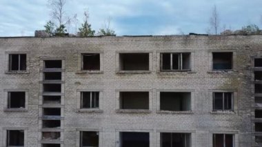 Letonya 'daki Terk Edilmiş Askeri Hayalet Kasabası İrbene' nin hava görüntüsü. Letonya 'daki eski Süper Gizli Terk Edilmiş Sovyet Askeri Kasabası Irbene. Sovyet Ordusu Casusluk Nesnesi