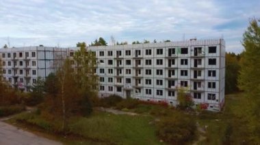 Letonya 'daki Terk Edilmiş Askeri Hayalet Kasabası İrbene' nin hava görüntüsü. Letonya 'daki eski Süper Gizli Terk Edilmiş Sovyet Askeri Kasabası Irbene. Sovyet Ordusu Casusluk Nesnesi
