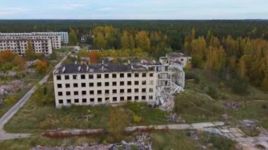 Letonya 'daki Terk Edilmiş Askeri Hayalet Kasabası İrbene' nin hava görüntüsü. Letonya 'daki eski Süper Gizli Terk Edilmiş Sovyet Askeri Kasabası Irbene. Sovyet Ordusu Casusluk Nesnesi