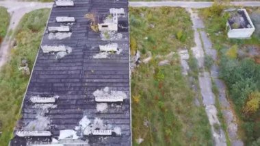 Letonya 'daki Terk Edilmiş Askeri Hayalet Kasabası İrbene' nin hava görüntüsü. Letonya 'daki eski Süper Gizli Terk Edilmiş Sovyet Askeri Kasabası Irbene. Sovyet Ordusu Casusluk Nesnesi