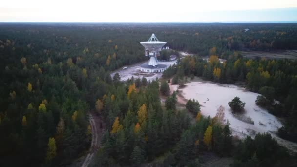 ラトビアの放棄された軍の町Irbene近くの超秘密のソ連のラジオ望遠鏡の空中ビュー 陸軍宇宙スパイオブジェクト — ストック動画