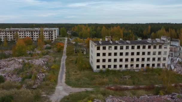Luchtfoto Van Verlaten Militaire Spookstad Irbene Letland Voormalig Super Secret — Stockvideo