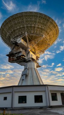 Letonya 'nın Terk Edilmiş Askeri Kasabası yakınlarındaki Süper Gizli Sovyet Radyo Teleskobu. Ordu Uzay Casusu Nesnesi