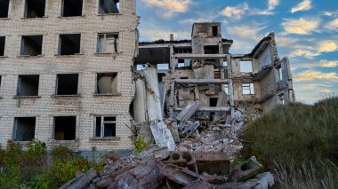 Felaketten sonra yıkılan Büyük Bina, yıkılan Eartquake Felaketinin Yarısı Yok Edilmiş Ev 'i ortaya çıkardı. Letonya 'da Terk Edilmiş Askeri Şehir Irbene.