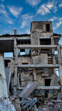 Felaketten sonra yıkılan Büyük Bina, yıkılan Eartquake Felaketinin Yarısı Yok Edilmiş Ev 'i ortaya çıkardı. Letonya 'da Terk Edilmiş Askeri Şehir Irbene.