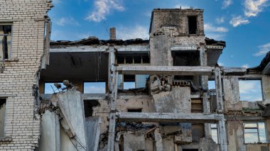 Felaketten sonra yıkılan Büyük Bina, yıkılan Eartquake Felaketinin Yarısı Yok Edilmiş Ev 'i ortaya çıkardı. Letonya 'da Terk Edilmiş Askeri Şehir Irbene.