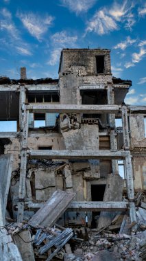 Felaketten sonra yıkılan Büyük Bina, yıkılan Eartquake Felaketinin Yarısı Yok Edilmiş Ev 'i ortaya çıkardı. Letonya 'da Terk Edilmiş Askeri Şehir Irbene.