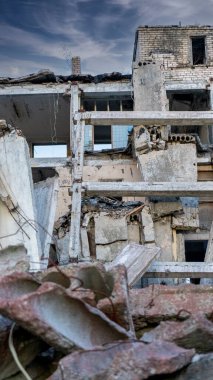 Felaketten sonra yıkılan Büyük Bina, yıkılan Eartquake Felaketinin Yarısı Yok Edilmiş Ev 'i ortaya çıkardı. Letonya 'da Terk Edilmiş Askeri Şehir Irbene.