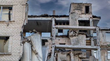 Felaketten sonra yıkılan Büyük Bina, yıkılan Eartquake Felaketinin Yarısı Yok Edilmiş Ev 'i ortaya çıkardı. Letonya 'da Terk Edilmiş Askeri Şehir Irbene.