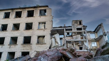 Felaketten sonra yıkılan Büyük Bina, yıkılan Eartquake Felaketinin Yarısı Yok Edilmiş Ev 'i ortaya çıkardı. Letonya 'da Terk Edilmiş Askeri Şehir Irbene.